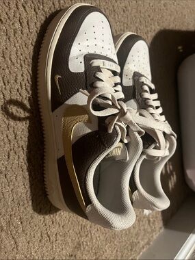 Nike Brown, White & Gold Low-Top Sneakers